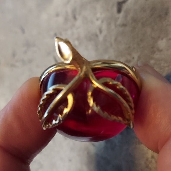 SOLD Vintage Signed Sarah Coventry Lucite Magenta & Goldtone Apple Brooch Pin - Picture 8 of 10